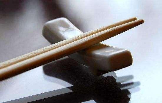 使用公筷公勺，是一场亟待深化的“餐桌革命”